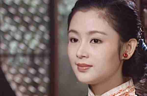 她被称为“大陆第一美人”，两大名导为其着迷，今55岁活得像25岁-第18张图片-九妖电影