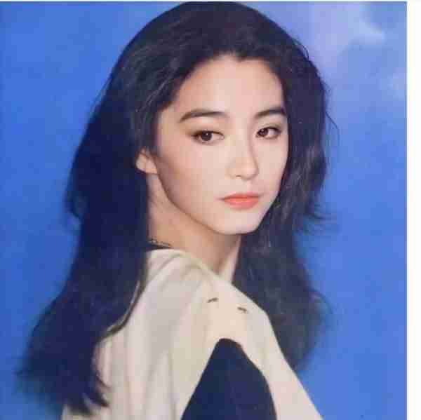 她被称为“大陆第一美人”，两大名导为其着迷，今55岁活得像25岁-第19张图片-九妖电影