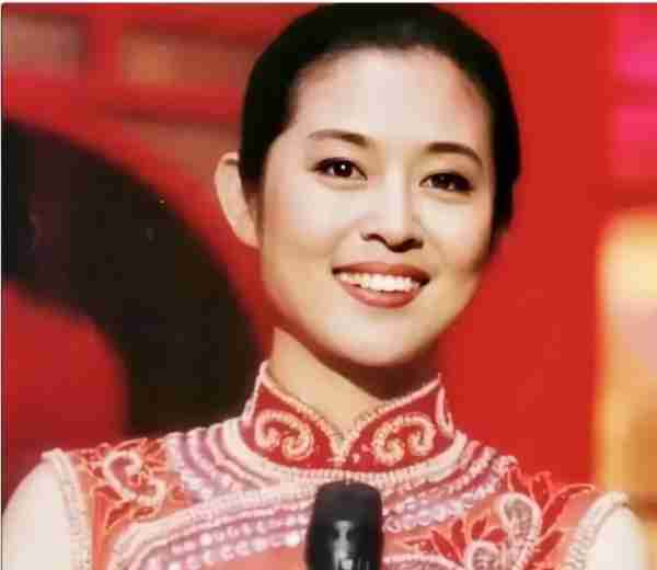 她被称为“大陆第一美人”，两大名导为其着迷，今55岁活得像25岁-第28张图片-九妖电影