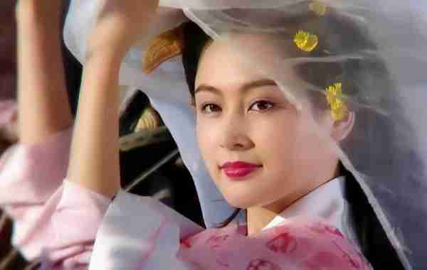 她被称为“大陆第一美人”，两大名导为其着迷，今55岁活得像25岁-第33张图片-九妖电影