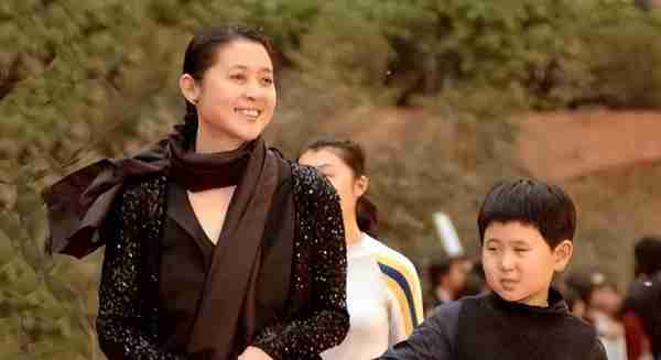 她被称为“大陆第一美人”，两大名导为其着迷，今55岁活得像25岁-第37张图片-九妖电影
