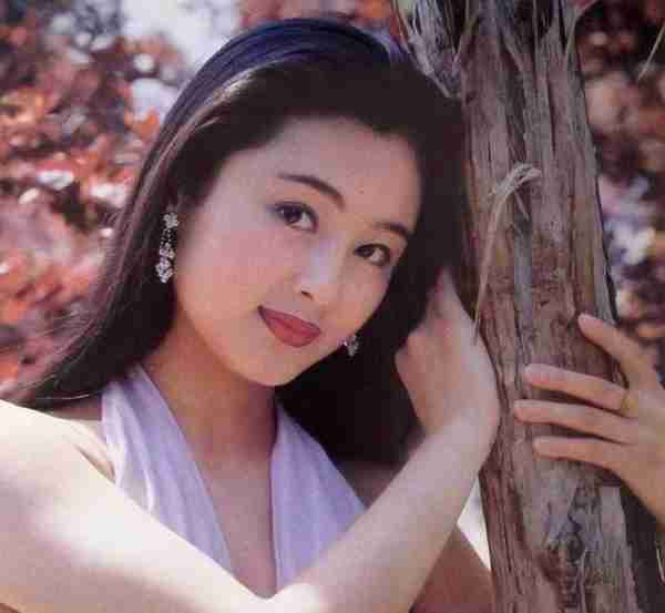她被称为“大陆第一美人”，两大名导为其着迷，今55岁活得像25岁-第40张图片-九妖电影