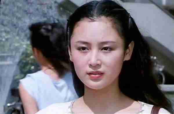 她被称为“大陆第一美人”，两大名导为其着迷，今55岁活得像25岁-第51张图片-九妖电影