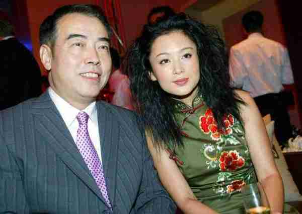 她被称为“大陆第一美人”，两大名导为其着迷，今55岁活得像25岁-第53张图片-九妖电影
