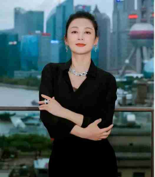 她被称为“大陆第一美人”，两大名导为其着迷，今55岁活得像25岁-第55张图片-九妖电影