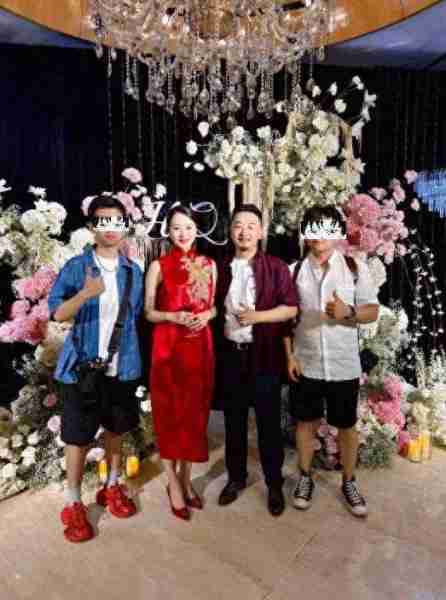 黄海波携妻子庆结婚十周年，8岁儿子罕露面很帅气，黄磊到场祝贺-第1张图片-九妖电影