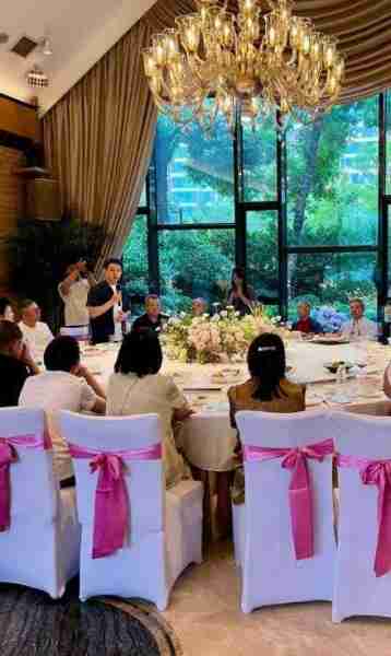 黄海波携妻子庆结婚十周年，8岁儿子罕露面很帅气，黄磊到场祝贺-第4张图片-九妖电影