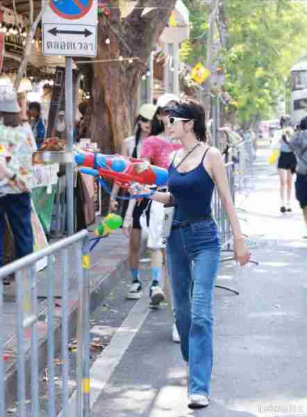 秦岚泰国泼水节玩疯了，穿吊带背心玩水枪，网友：她好辣啊！-第1张图片-九妖电影