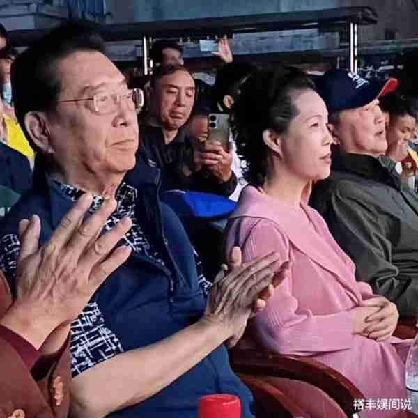 太落魄！李双江夫妇参加农村春晚，梦鸽一身粉装，自曝将定居此处-第3张图片-九妖电影