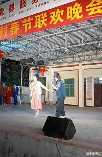 太落魄！李双江夫妇参加农村春晚，梦鸽一身粉装，自曝将定居此处-第4张图片-九妖电影