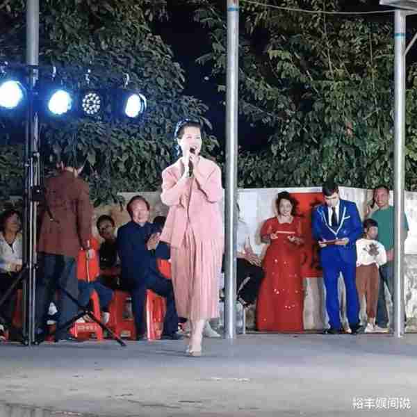 太落魄！李双江夫妇参加农村春晚，梦鸽一身粉装，自曝将定居此处-第6张图片-九妖电影