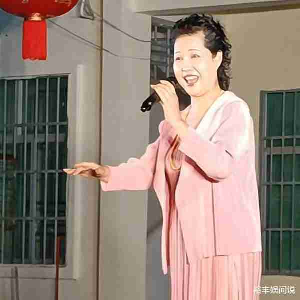 太落魄！李双江夫妇参加农村春晚，梦鸽一身粉装，自曝将定居此处-第8张图片-九妖电影