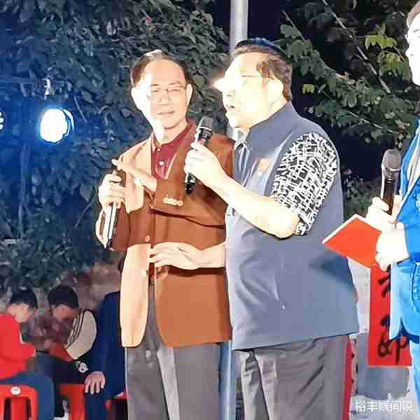 太落魄！李双江夫妇参加农村春晚，梦鸽一身粉装，自曝将定居此处-第10张图片-九妖电影