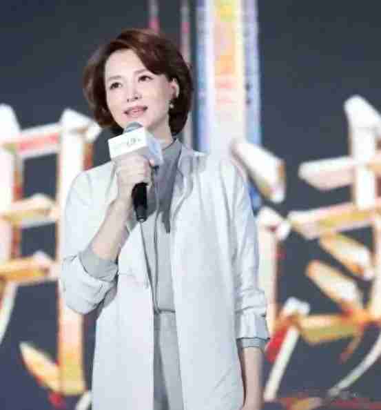央视一姐董卿重新主持《朗读者》状态很好，心中藏着万千诗书...-第2张图片-九妖电影