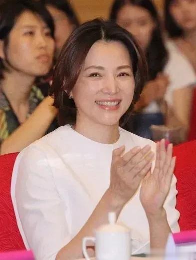 央视一姐董卿重新主持《朗读者》状态很好，心中藏着万千诗书...-第1张图片-九妖电影