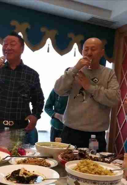 娱乐圈10位酒后失态的明星，有人伸出咸猪手，有人被警方拘留-第5张图片-九妖电影