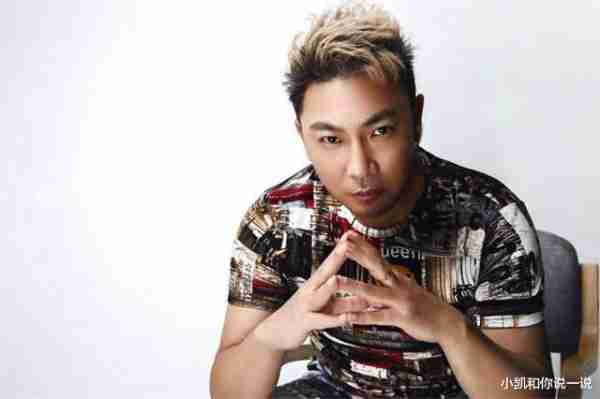 央视春晚一曲成名，被砍下巴脱落缝130针变阶下囚，今卖马桶为生-第9张图片-九妖电影