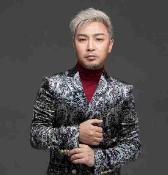 央视春晚一曲成名，被砍下巴脱落缝130针变阶下囚，今卖马桶为生_1-第6张图片-九妖电影