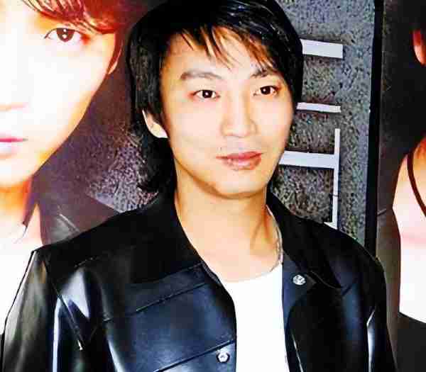 央视春晚一曲成名，被砍下巴脱落缝130针变阶下囚，今卖马桶为生_1-第25张图片-九妖电影