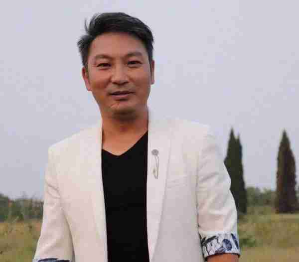 央视春晚一曲成名，被砍下巴脱落缝130针变阶下囚，今卖马桶为生_2-第15张图片-九妖电影