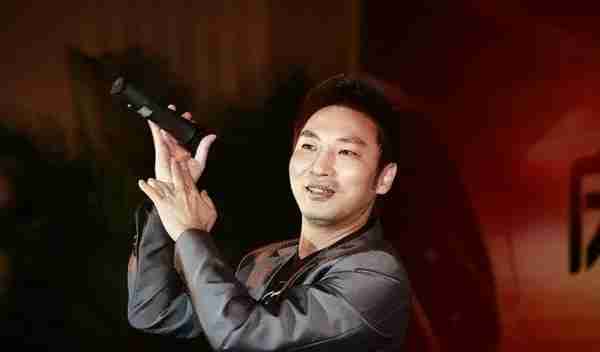 央视春晚一曲成名，被砍下巴脱落缝130针变阶下囚，今卖马桶为生_2-第23张图片-九妖电影