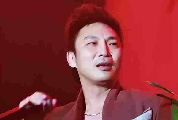 央视春晚一曲成名，被砍下巴脱落缝130针变阶下囚，今卖马桶为生_2-第22张图片-九妖电影