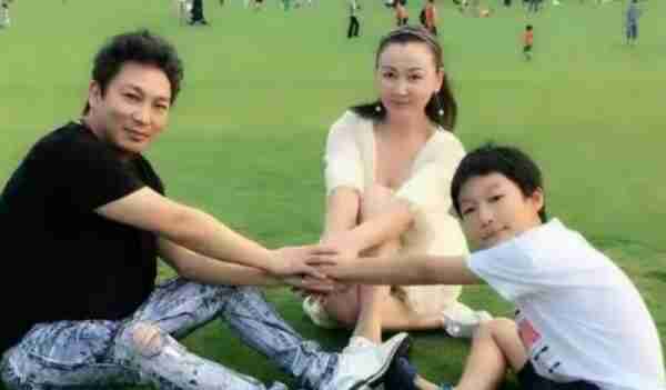 央视春晚一曲成名，被砍下巴脱落缝130针变阶下囚，今卖马桶为生_2-第37张图片-九妖电影