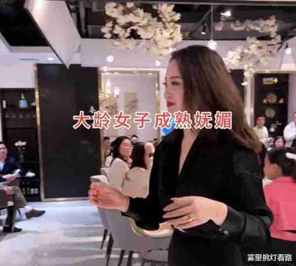 婚恋活动上，36岁美女大方表白23岁小鲜肉，网友：更像一对母子-第1张图片-九妖电影