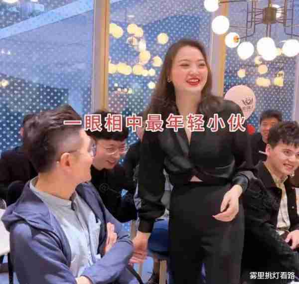 婚恋活动上，36岁美女大方表白23岁小鲜肉，网友：更像一对母子-第2张图片-九妖电影