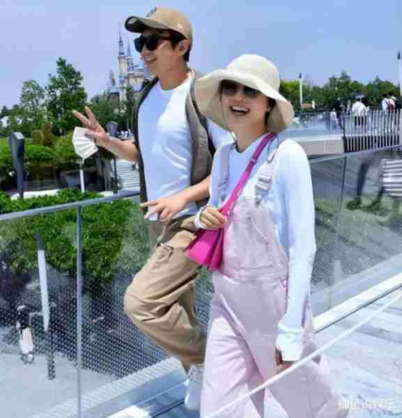 孙俪邓超为女儿庆生，小花妹妹10岁了，一家四口恩爱细节让人羡慕-第9张图片-九妖电影