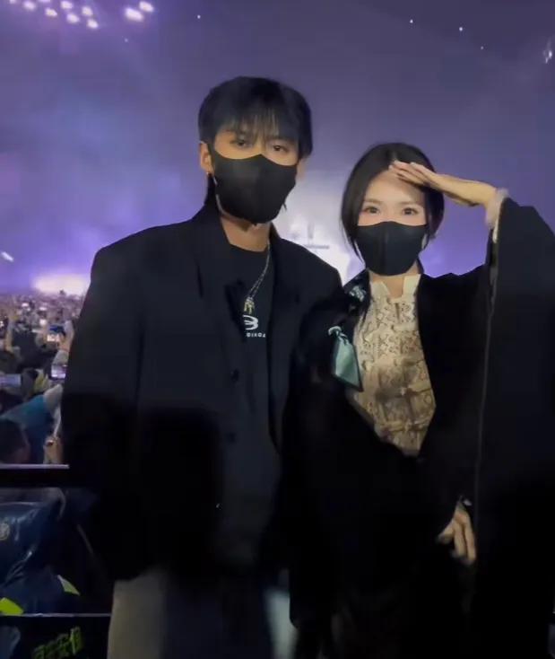 小杨哥一家现身电音节！小杨嫂气场全开惊艳亮相，棉花糖压轴登场-第4张图片-九妖电影