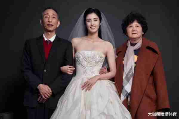 女足前国门晒婚纱照！曾受邀参加非诚勿扰，身高1米88神似王祖贤-第2张图片-九妖电影