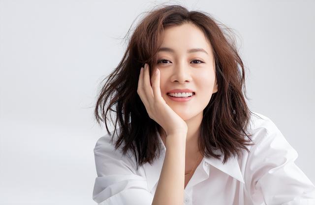 她14岁上春晚，4次改名也没火，男友花9亿娶李小冉，她却默默成全-第2张图片-九妖电影