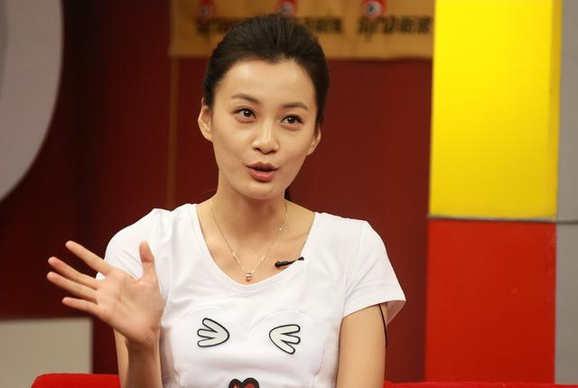 她14岁上春晚，4次改名也没火，男友花9亿娶李小冉，她却默默成全-第6张图片-九妖电影