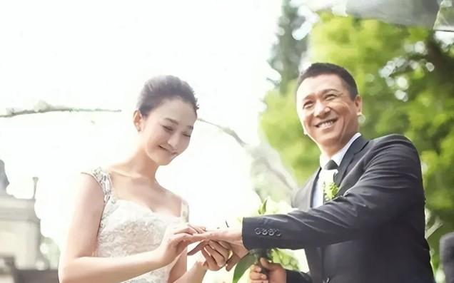 她14岁上春晚，4次改名也没火，男友花9亿娶李小冉，她却默默成全-第10张图片-九妖电影
