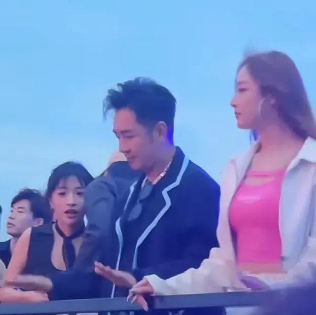 小杨哥电音节排面十足！李晨陈浩民钟丽缇等捧场，小黄露面更美了-第3张图片-九妖电影