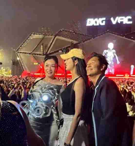 小杨哥电音节排面十足！李晨陈浩民钟丽缇等捧场，小黄露面更美了-第1张图片-九妖电影