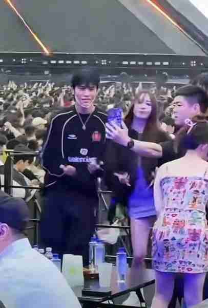 小杨哥电音节行为引争议，与卓仕林亲密互动被疑婚变，小杨嫂回应-第2张图片-九妖电影