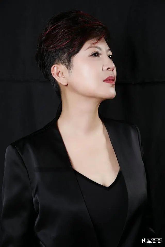 她9次上春晚，被老外男友“骗财骗色”，嫁小13岁丈夫，如今怎样了-第1张图片-九妖电影