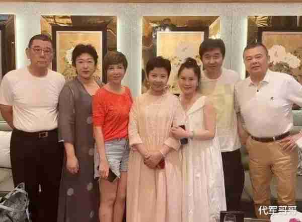 她9次登上春晚，被老外骗走3千万，40岁嫁小13岁男友，如今怎样-第17张图片-九妖电影