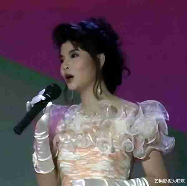 她9次登上春晚，被老外骗走3千万，40岁嫁小13岁男友，如今怎样_1-第12张图片-九妖电影