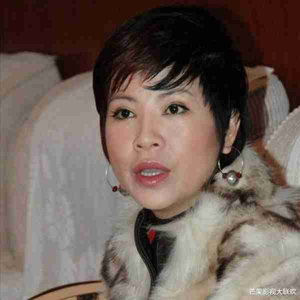 她9次登上春晚，被老外骗走3千万，40岁嫁小13岁男友，如今怎样_1-第30张图片-九妖电影
