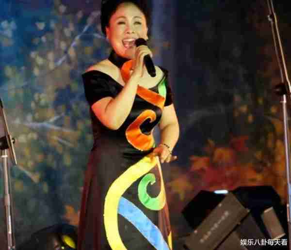 她因一首歌走红，多次上春晚，丈夫入狱后出场费5万降到2千，55岁病逝-第6张图片-九妖电影