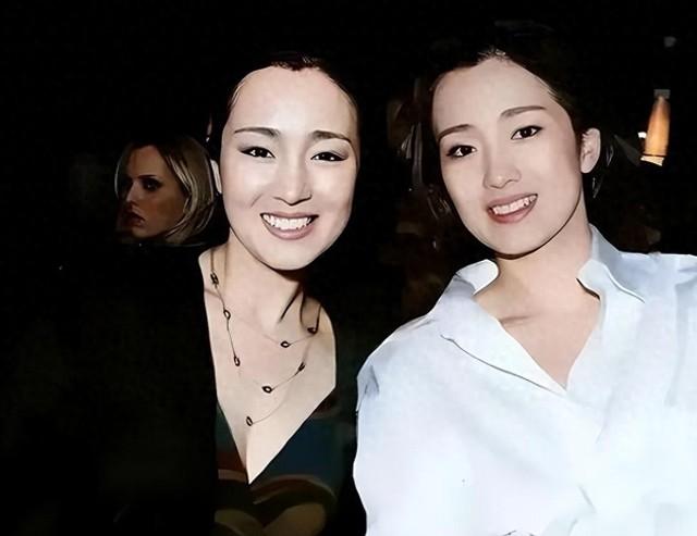 巩俐和替身合影:俩人长得几乎一模一样,这谁能分清她俩谁是谁?-第1张图片-九妖电影 巩俐和替身合影:俩人长得几乎一模一样,这谁能分清她俩谁是谁?-第1张图片-九妖电影