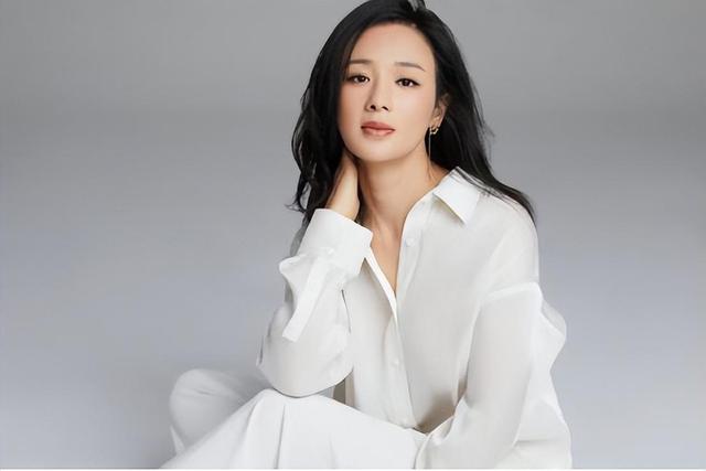 巩俐和替身合影:俩人长得几乎一模一样,这谁能分清她俩谁是谁?-第6张图片-九妖电影 巩俐和替身合影:俩人长得几乎一模一样,这谁能分清她俩谁是谁?-第6张图片-九妖电影