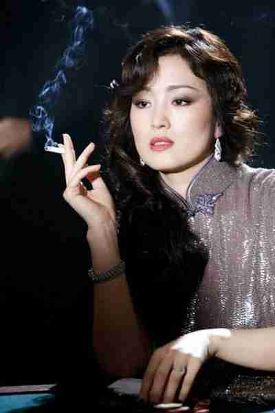巩俐和替身合影:俩人长得几乎一模一样,这谁能分清她俩谁是谁?-第20张图片-九妖电影 巩俐和替身合影:俩人长得几乎一模一样,这谁能分清她俩谁是谁?-第20张图片-九妖电影