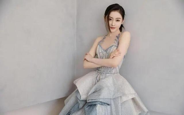 巩俐和替身合影:俩人长得几乎一模一样,这谁能分清她俩谁是谁?-第10张图片-九妖电影 巩俐和替身合影:俩人长得几乎一模一样,这谁能分清她俩谁是谁?-第10张图片-九妖电影