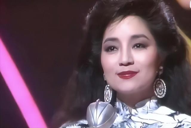 她宁可离婚也绝不更改中国籍，春晚曾为她破例，今74岁仍孤身一人-第8张图片-九妖电影