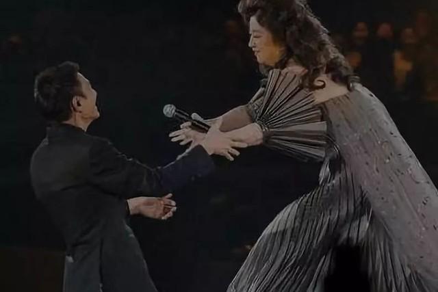 她宁可离婚也绝不更改中国籍，春晚曾为她破例，今74岁仍孤身一人-第22张图片-九妖电影