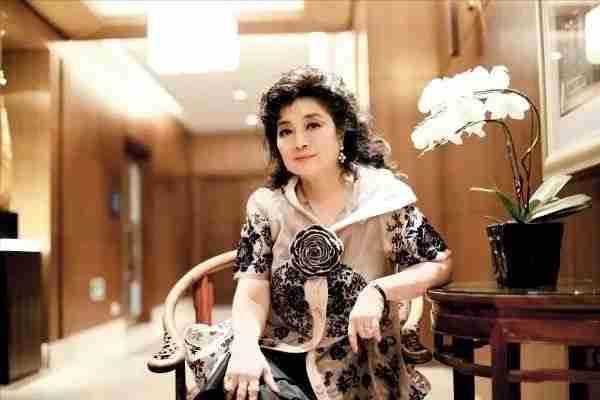 她宁可离婚也绝不更改中国籍，春晚曾为她破例，今74岁仍孤身一人-第32张图片-九妖电影
